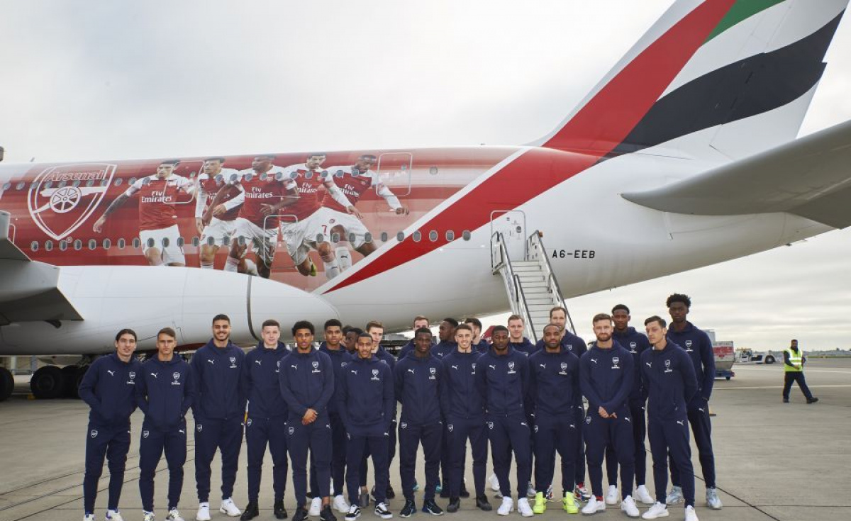 Arsenal Fc Players Fly Into Dubai On Branded Emirates A380